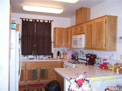 Nice Kitchen with Breakfast Bar.