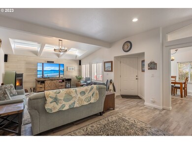 Living Room/Entrance