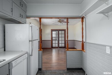 2207 W 51st St, Davenport, IA 52806 - photo 4