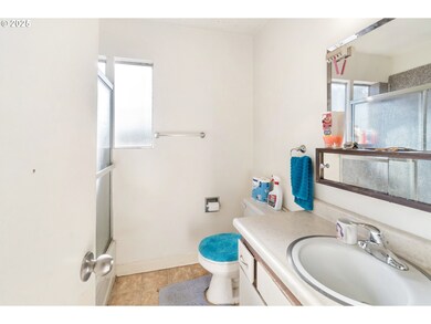 1662 Mcpherson Ave, North Bend, OR 97459 - photo 4