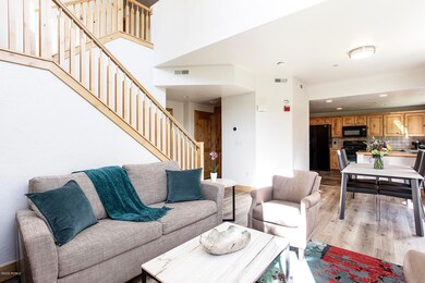 6078 N Fox Pointe Circle Unit-003-014-60