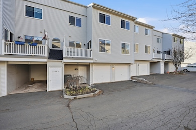 84 Staffordshire Commons Dr, Wallingford, CT 06492 - photo 2