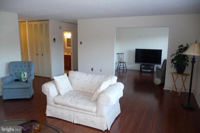 860 Lower Ferry Rd unit 4B, Ewing, NJ 08628 - photo 5