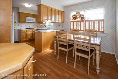 EAT-IN KITCHEN