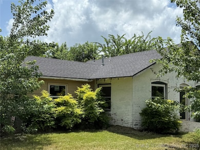 1123 E Pecan St, Cushing, OK 74023 - photo 2