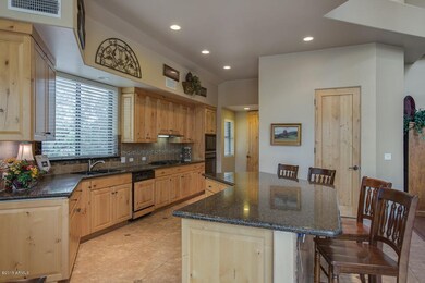 Breakfast Bar and Kitchen