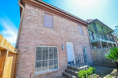 Welcome to 830 Threadneedle St Unit 229