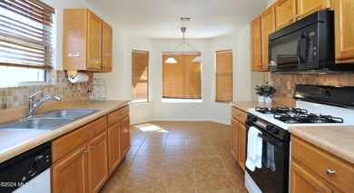 Kitchen W/Eat-In Breakfast Nook