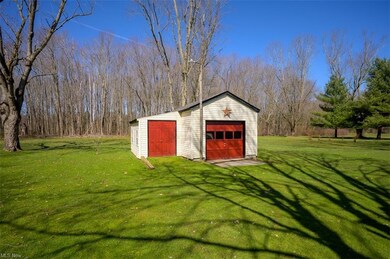 Extra garage and attached storage shed. Perfect fo