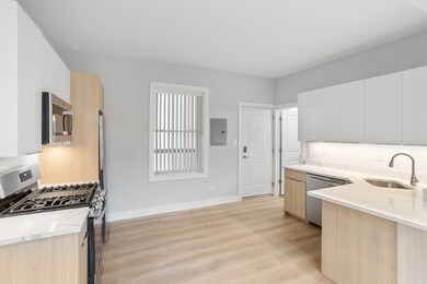 7427 N Clark St unit 3, Chicago, IL 60626 - photo 4