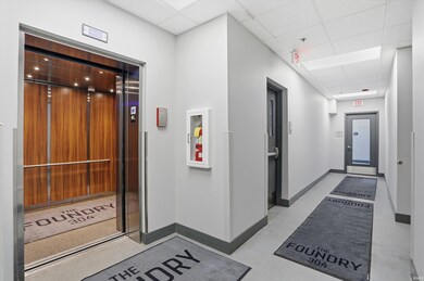 304 W Kirkwood Ave unit 306, Bloomington, IN 47404 - photo 2