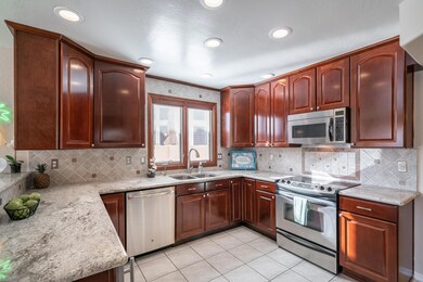 Gorgeous Cherry Cabinets/Stainless Appl.