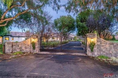 Private, gated, fully fenced level 5 acre estate