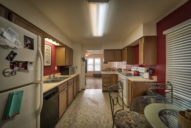 Kitchen w Breakfast Bar