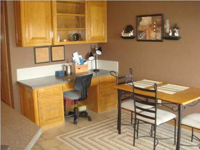 Desk/eating area