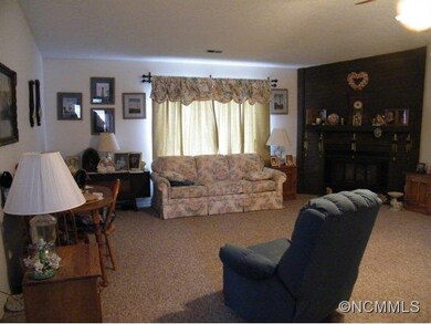 204 Scottlynn Dr, Asheville, NC 28806 - photo 3