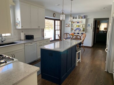 633 W Gartner Rd, Naperville, IL 60540 - photo 4