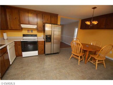 Kitchen - Eat-in kitchen with sliding door to scre