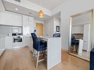 Kitchen dining without wallpaper