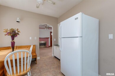 2137 W Locust St, Davenport, IA 52804 - photo 4