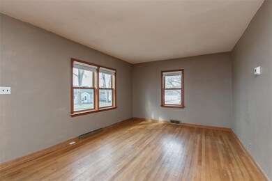 104 Fisher St, Hiawatha, IA 52233 - photo 2