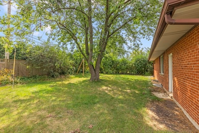 221 S Linden Ave, Elmhurst, IL 60126 - photo 2