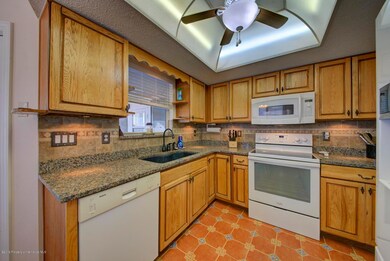 Kitchen Granite Countertop & Tile Backsp