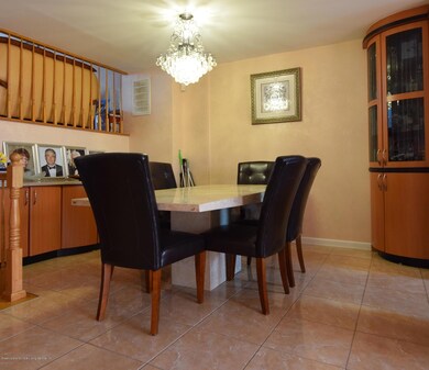 (6) Dinette