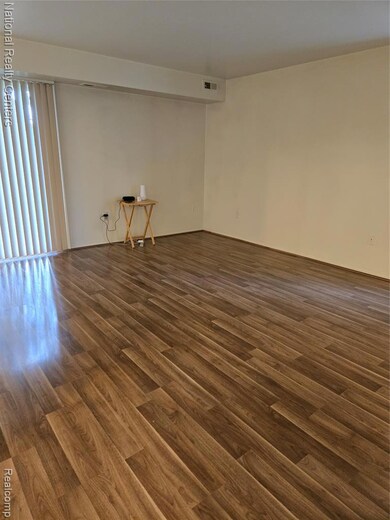 27354 Evergreen Rd unit 25, Lathrup Village, MI 48076 - photo 6