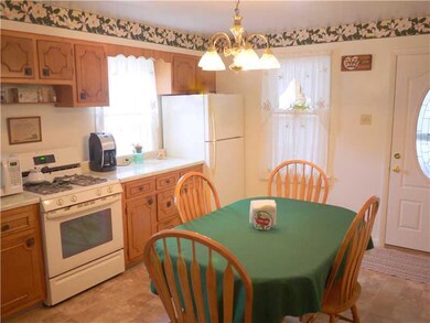 Kitchen. Newer appliances All wood cabinets and su