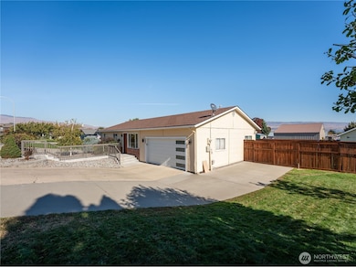 507 Cedar Wood Ln, Wenatchee, WA 98801 - photo 2