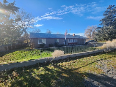 1902 Carlson Dr, Klamath Falls, OR 97603 - photo 2