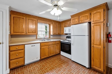 28 Hazen St, Springfield, MA 01119 - photo 3