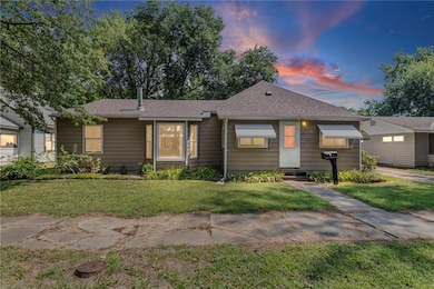 617 N Sycamore St, Ottawa, KS 66067 - photo 2