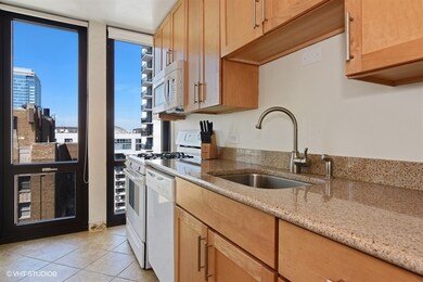 There's windows in the kitchen!!