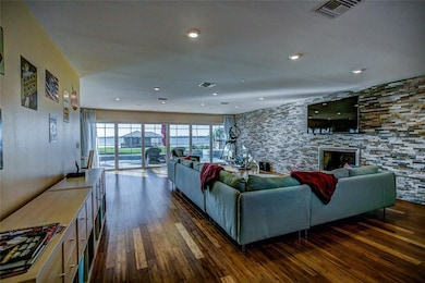 612 Lake Dora Dr, Tavares, FL 32778 - photo 2