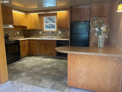 Kitchen-Breakfast Bar