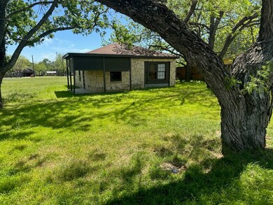 603 Whitney St, Fredericksburg, TX 78624 - photo 2
