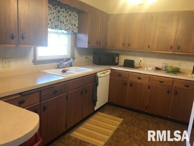 1832 W 37th St, Davenport, IA 52806 - photo 5