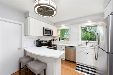 153 N Avon Rd, Elmhurst, IL 60126 - photo 6