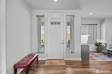 Spacious entry! - To the right is a nook ...