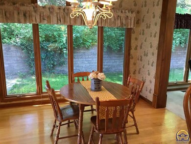 6121 SW 39th St, Topeka, KS 66610 - photo 4