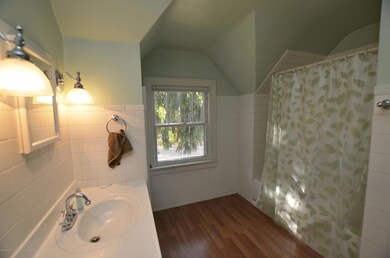 UPSTAIRS FULL BATH
