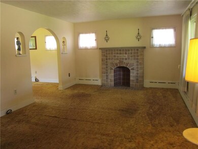Large livingroom with tiled decorative fireplace, 
