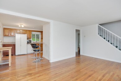 30 Riverside Ln Riverside CT-large-006-0
