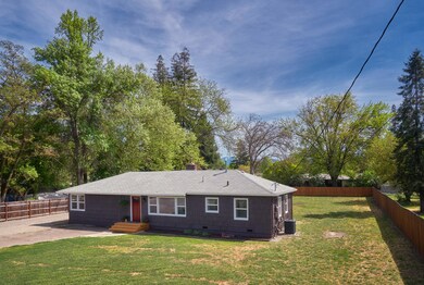 709 Beall Ln, Central Point, OR 97502 - photo 2