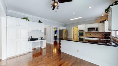 eat-in kitchen