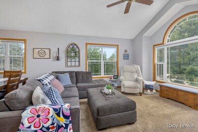 Great room w/cathedral ceilings