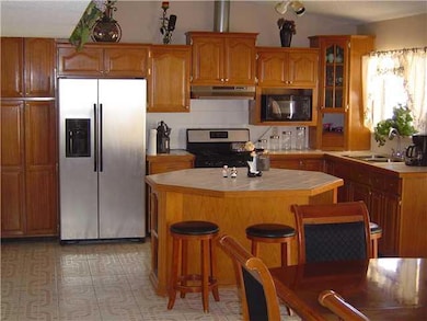 Kitchen. KITCHEN WITH ISLAND