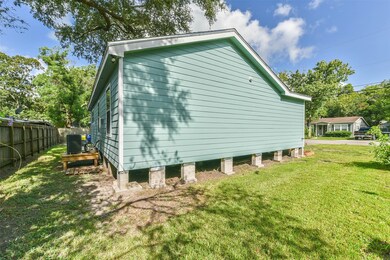 1215 Betsy Ross St, Alvin, TX 77511 - photo 5